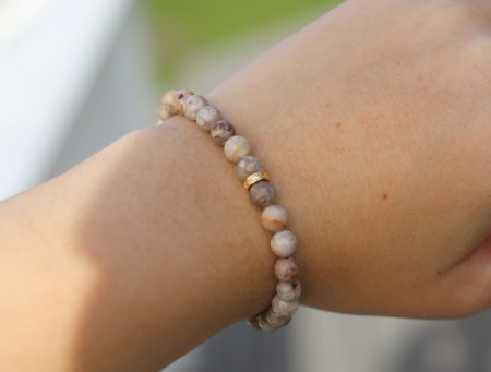 Beige glassperler armbånd (strikk)
