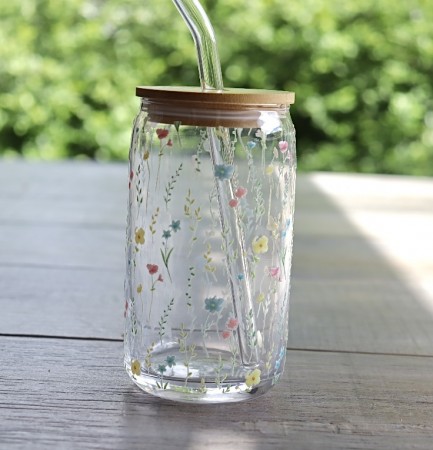Blomstereng glasskopp med bambuslokk og glassugerør