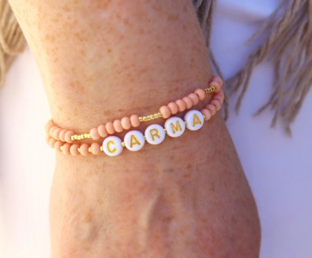 Sett med to armbånd, valgfri tekst (Rosa med strikk)